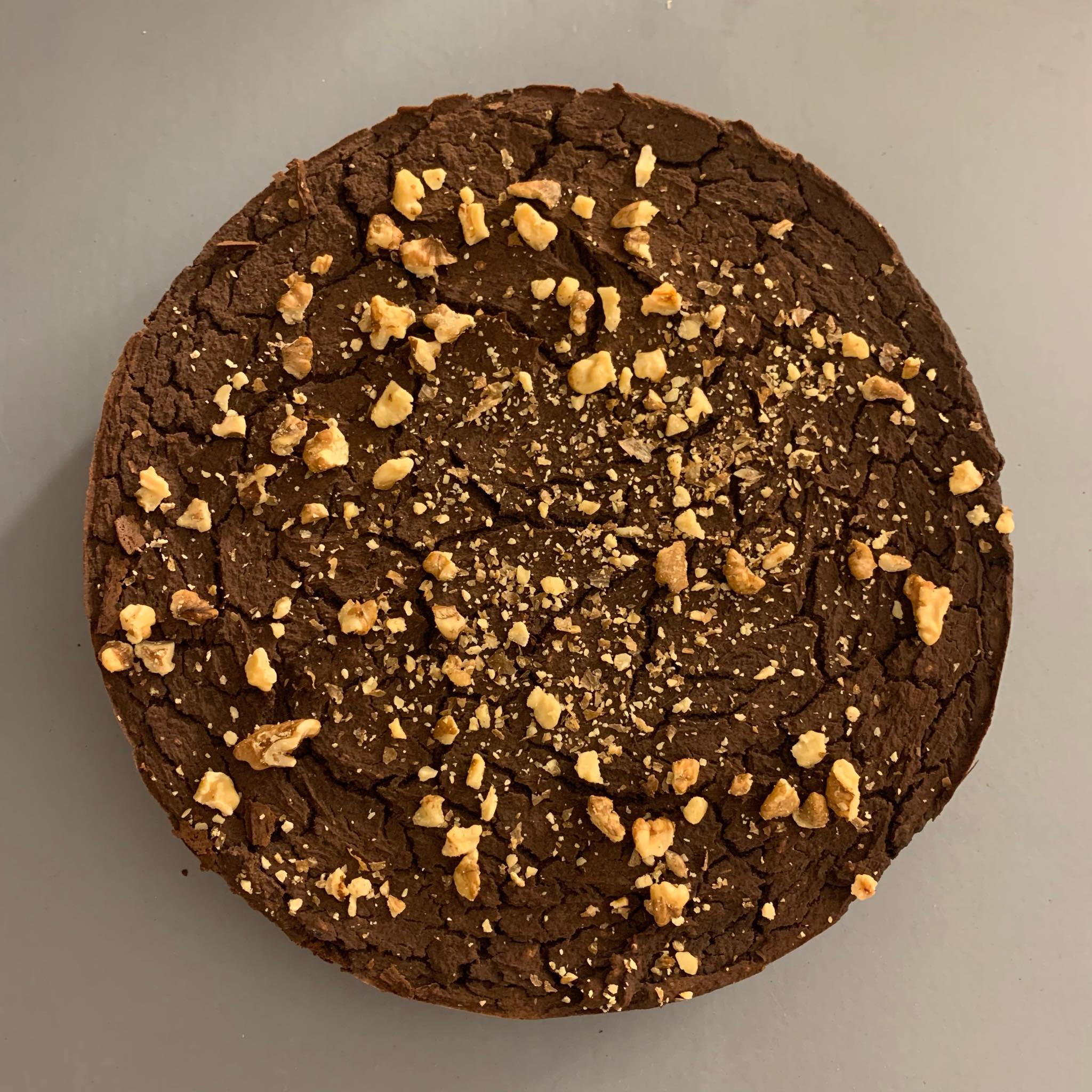 Saftiger Brownie-Kuchen mit gehackten Walnüssen Schokoladen-Walnuss-Brownie-Kuchen