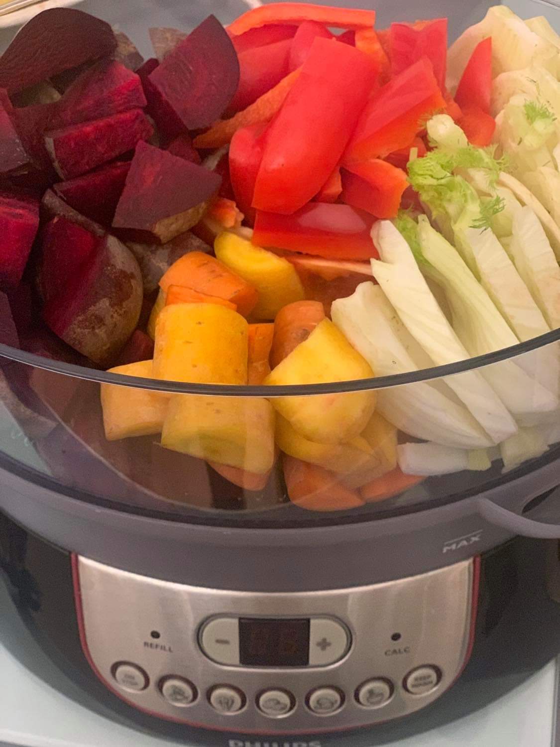 Buntes, schonend gedämpftes Gemüse: Rote Bete, Karotten, Paprika und Fenchel Gedämpftes Gemüse mit Rote Bete, Karotten, Paprika und Fenchel