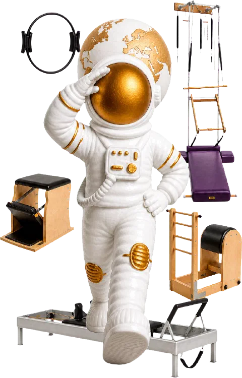 Sensonaut vor einer Weltkugel mit Magic Circle, Reformer, Tower, Chair und Barrel